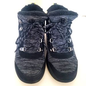 BZees Winter Shoes Size 6M Black & Cray